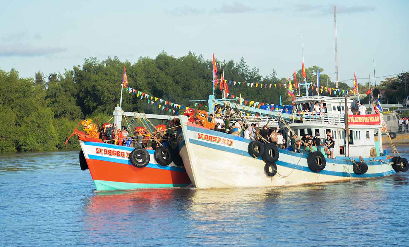 Các tàu tham gia rước Ông. Ảnh: Phương Anh