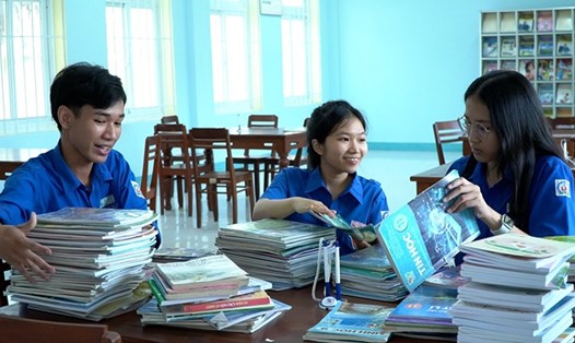 Các em học sinh Trường THPT chuyên Lê Khiết, TP Quảng Ngãi phân loại các loại đầu sách để gửi tặng các bạn học sinh ở các huyện miền núi, tỉnh Quảng Ngãi. Ảnh: Viên Nguyễn