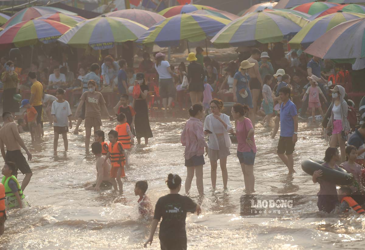 Ghi nhận của PV Báo Lao Động chiều 28 và 29.4, rất đông người dân và du khách kéo đến khu vực nhà thờ đổ (xã Hải Lý, huyện Hải Hậu, tỉnh Nam Định để check-in, tắm biển.