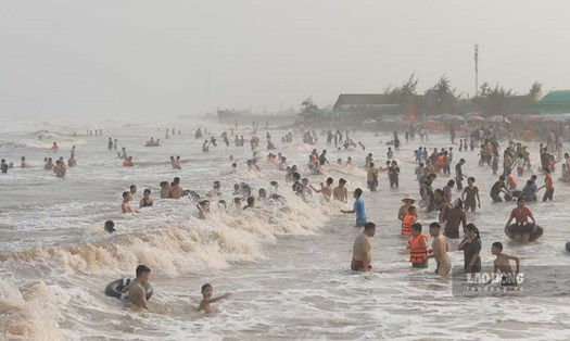 Người dân tắm biển khu vực nhà thờ đổ Nam Định. Ảnh: Hà Vi