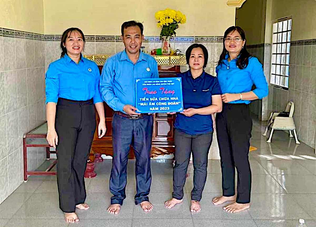 Trao hỗ trợ “Mái ấm Công đoàn” cho gia đình đoàn viên khó khăn ở đảo Phú Quý. Ảnh: Phạm Duy