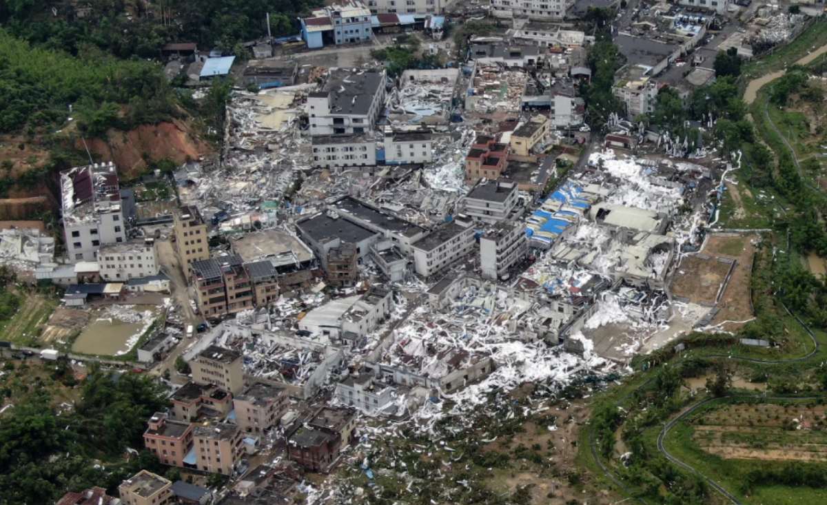 Hậu quả sau trận lốc xoáy ở làng Guangming, thị trấn Zhongluotan, huyện Baiyun, Quảng Châu, tỉnh Quảng Đông, ngày 28.4.2024. Ảnh: Xinhua