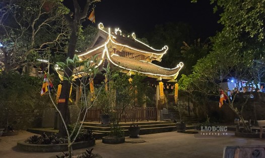 Lễ hội chùa long Đọi Sơn là dịp để du khách thập phương về chùa chiêm bái, tìm hiểu những nét đẹp và giá trị văn hoá truyền thống của ngôi chùa cổ. Ảnh: Tuyết Lan 