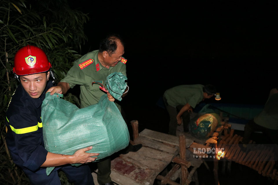 Các lực lượng đã xuyên đêm kéo ống truyền nước từ kênh, triển khai nhiều biện pháp để tạo đường băng cản lửa không để ngọn lửa tiếp tục lan rộng ra các khu vực xung quanh. 