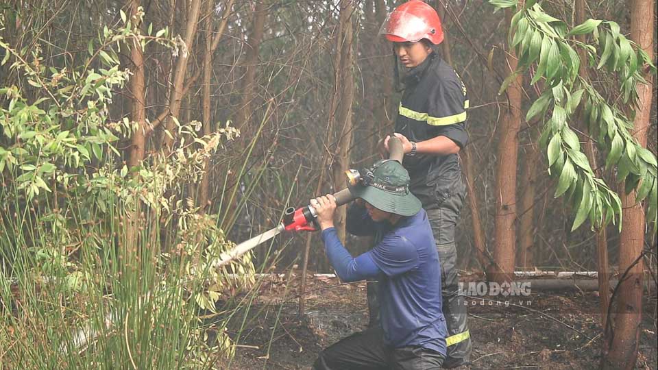 Hiện tại, lực lượng tham gia chữa cháy khoảng gần 550 đồng chí, 35 máy bơm nước chuyên dùng, 2 vỏ máy, 1 ca nô, 2 flycam, ngoài ra còn các phương tiện bảo đảm thông tin liên lạc và 9 xe các loại. 