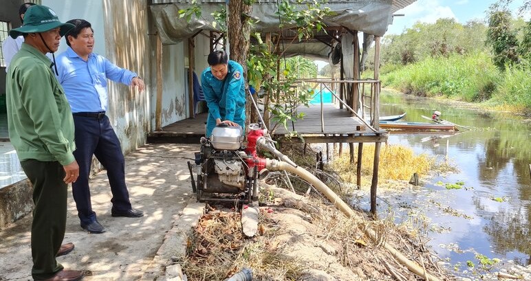 Lãnh đạo tỉnh Cà Mau thường xuyên kiểm tra công tác ứng phó với phòng chống cháy rừng. Ảnh: Nhật Hồ
