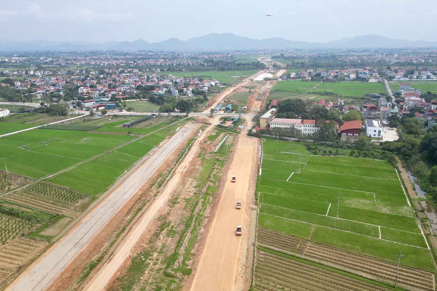 Công trường thi công Vành đai 4 Vùng Thủ đô đoạn qua huyện Mê Linh (Hà Nội), tháng 3.2024. Ảnh: Hữu Chánh