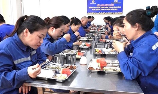 “Bữa cơm Công đoàn” dành ăn cho công nhân, người lao động vùng cao Yên Bái nhân dịp Tháng Công nhân - Tháng hành động về An toàn vệ sinh lao động năm 2024. Ảnh: Phan Kiên