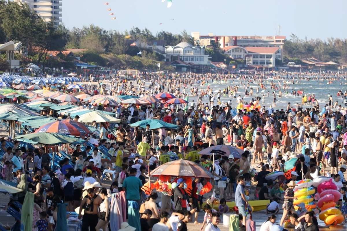 Biển Vũng Tàu đông khách chiều 29.4. Ảnh: Toàn Phạm