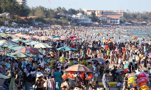Biển Vũng Tàu đông khách chiều 29.4. Ảnh: Toàn Phạm