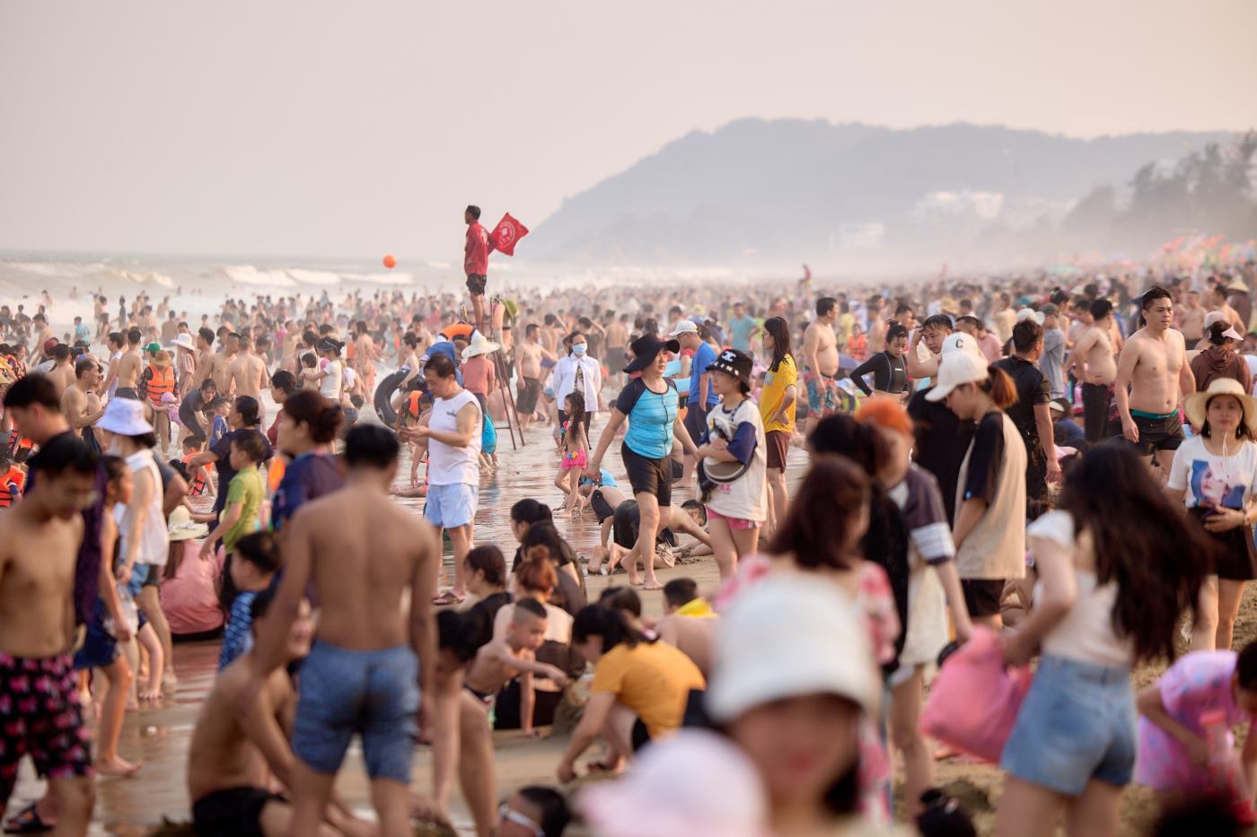 Theo ghi nhận, trong chiều ngày 29.4, lượng người dân và du khách đổ về bãi biển Sầm Sơn (Thanh Hóa) rất đông, khiến bãi tắm chật kín. Ảnh: Quách Du