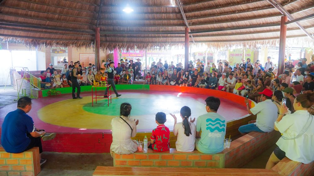 Tại khu xiếc khỉ tại Làng du lịch sinh thái Mỹ Khánh, những tiếng cười đã xua tan đi những cái nóng gay gắt.