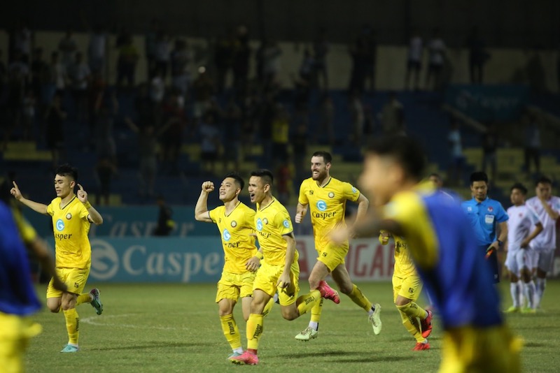 Trên chấm phạt đền, thủ môn Xuân Hoàng cản phá được 2 cú sút của đối phương giúp Đông Á Thanh Hóa giành vé vào bán kết Cúp Quốc gia 2023-2024.  