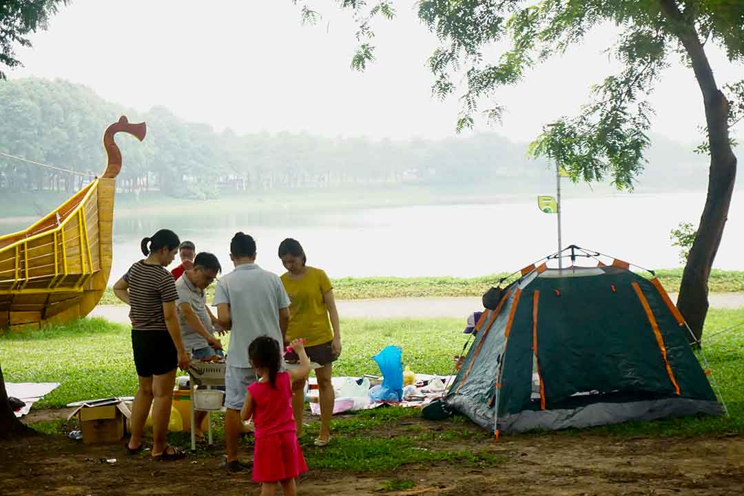 Người dân thực hiện các hoạt động nướng thịt tại công viên Yên Sở (Hoàng Mai, Hà Nội). Ảnh: Nhật Minh