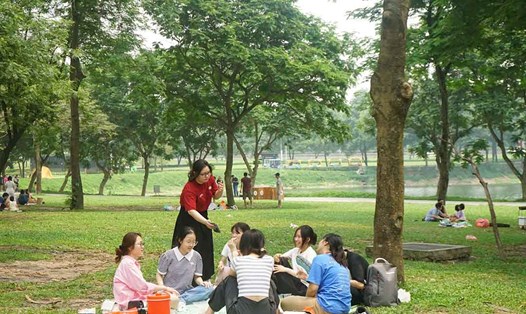 Thời tiết khô ráo, nhiều người dân cắm trại tại công viên Yên Sở (Hoàng Mai, Hà Nội). Ảnh: Nhật Minh