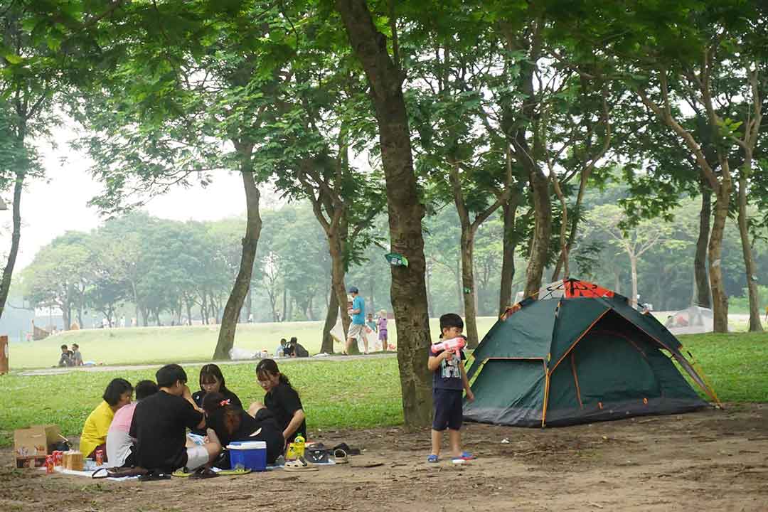 Nhiều gia đình có con nhỏ lựa chọn công viên làm nơi để cắm trại ngày nghỉ lễ. Ảnh: Nhật Minh