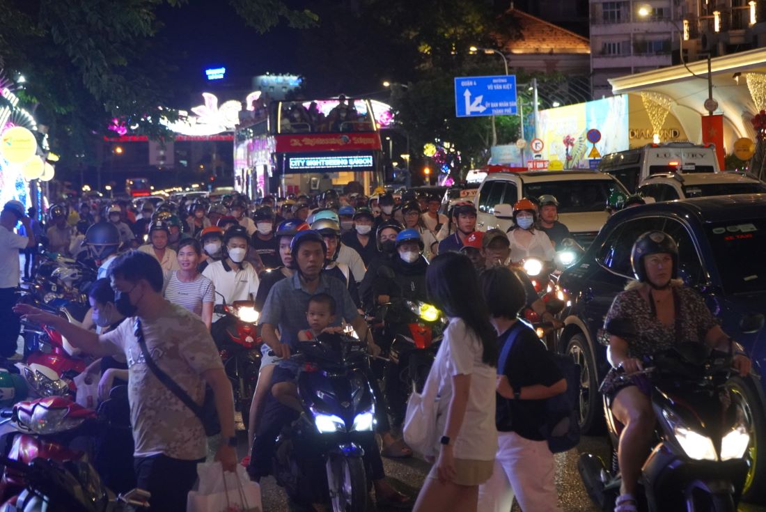 Lượng phương tiện tăng cao khiến việc di chuyển qua đường (từ phố đi bộ Nguyễn Huệ qua công viên bến Bạch Đằng) của người dân gặp khó khăn.