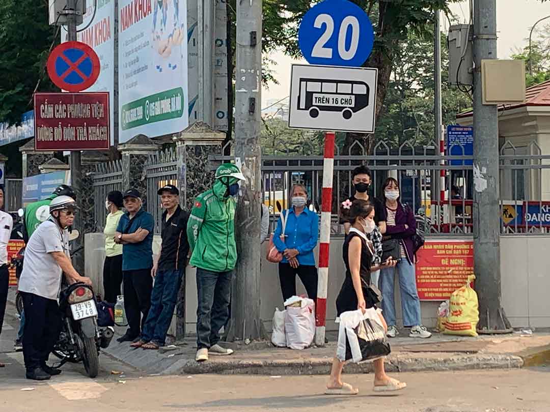 Tại bến xe Giáp Bát (Hoàng Mai, Hà Nội), nhiều sinh viên, người lao động đã quay lại thành phố sớm hơn 1-2 ngày. Ảnh: Nhật Minh