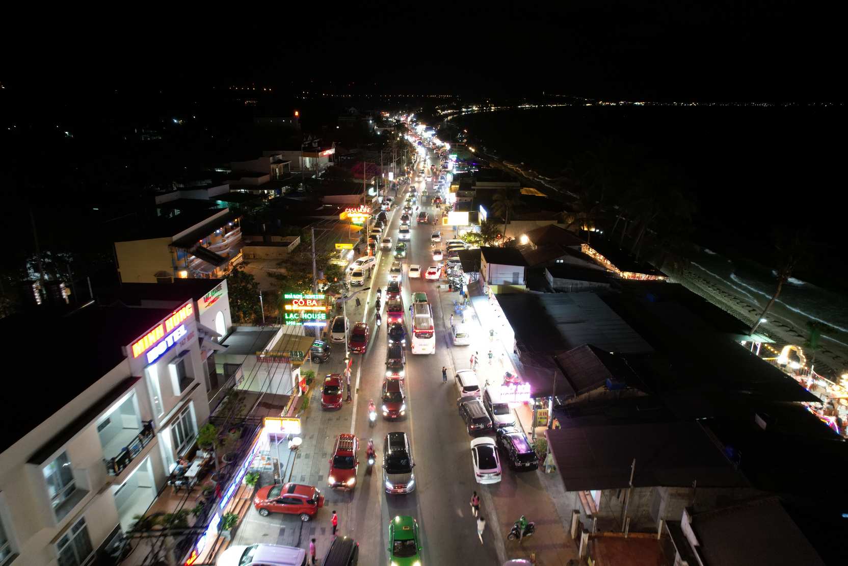 Khung cảnh ô tô xếp hàng dài đoạn bờ kè nhiều quán hải sản đường Nguyễn Đình Chiểu, Phan Thiết nhìn từ trên cao. Ảnh: Duy Tuấn 