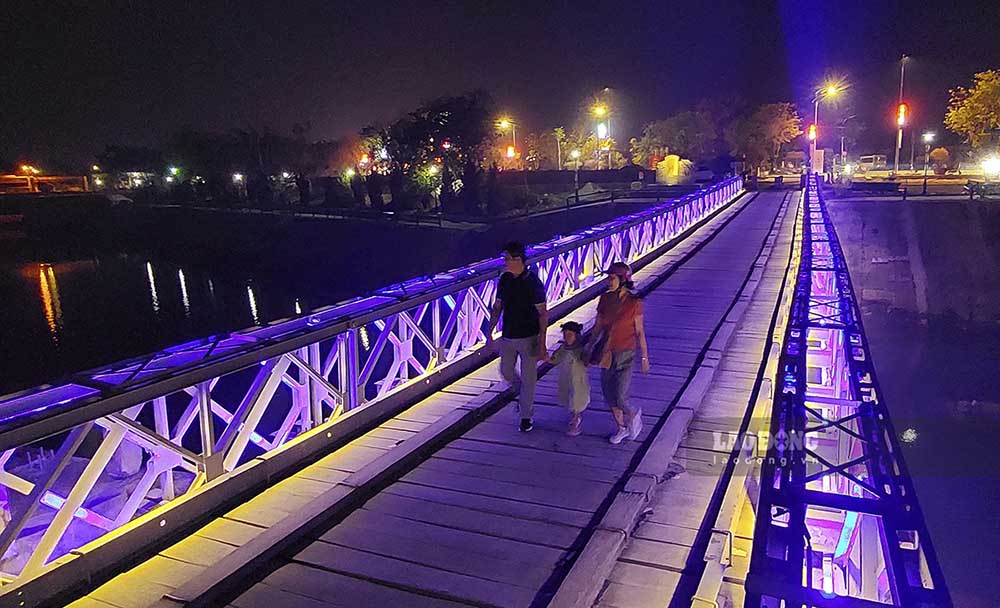 Cây cầu Mường Thanh lịch sử cũng đã được lắp đặt hệ thống chiếu sáng hoàn chỉnh.