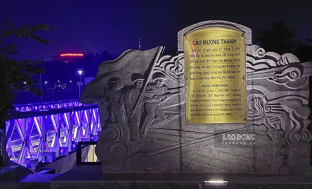 Các hạng mục gắn với di tích Cầu Mường Thanh như tấm bia tóm tắt sự kiện và cỗ súng máy ở đầu cầu cũng được lắp đặt hệ thống chiếu sáng.