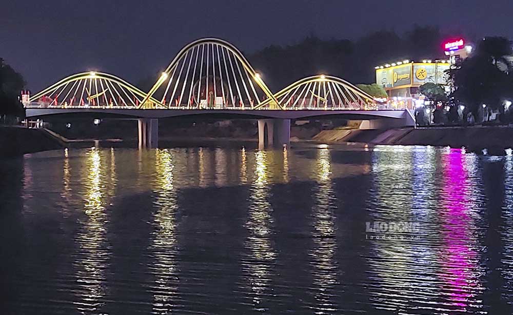 Cầu Thanh Bình bắc qua sông Nậm Rốm tại TP Điện Biên Phủ. Ảnh: Văn Thành Chương