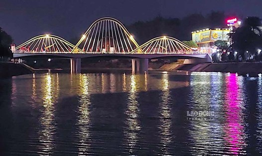 Cầu Thanh Bình bắc qua sông Nậm Rốm tại TP Điện Biên Phủ. Ảnh: Văn Thành Chương