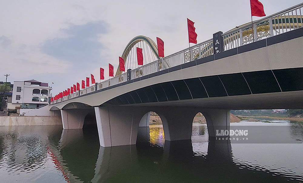 Cầu Thanh Bình - cây cầu lớn nhất bắc qua sông và là điểm nhấn về cảnh quan tại trung tâm TP Điện Biên Phủ cũng trở nên lộng lẫy hơn khi soi bóng xuống dòng sông.