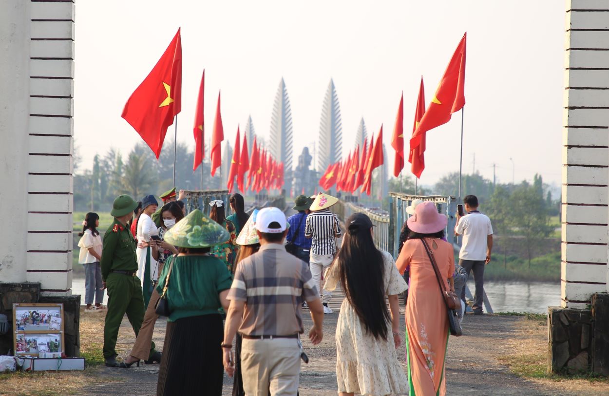 Kết thúc lễ thượng cờ, người dân đến tham quan cầu Hiền Lương bắc sông Bến Hải.