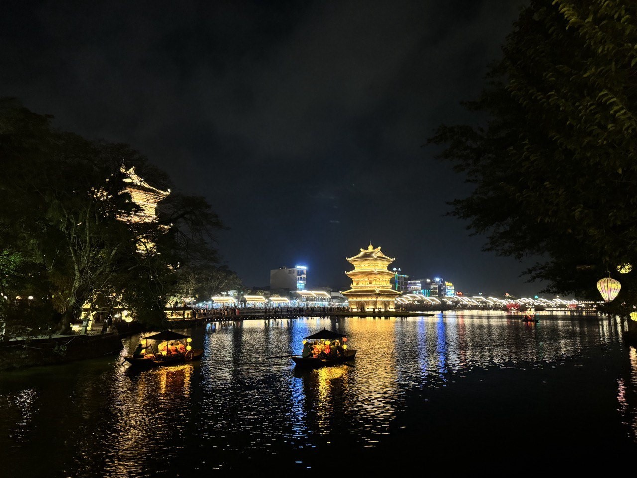 Có vô vàn góc sống ảo tuyệt đẹp tại phố cổ giữa Ninh Bình. Ảnh: Linh Boo