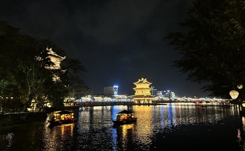 Có vô vàn góc sống ảo tuyệt đẹp tại phố cổ giữa Ninh Bình. Ảnh: Linh Boo