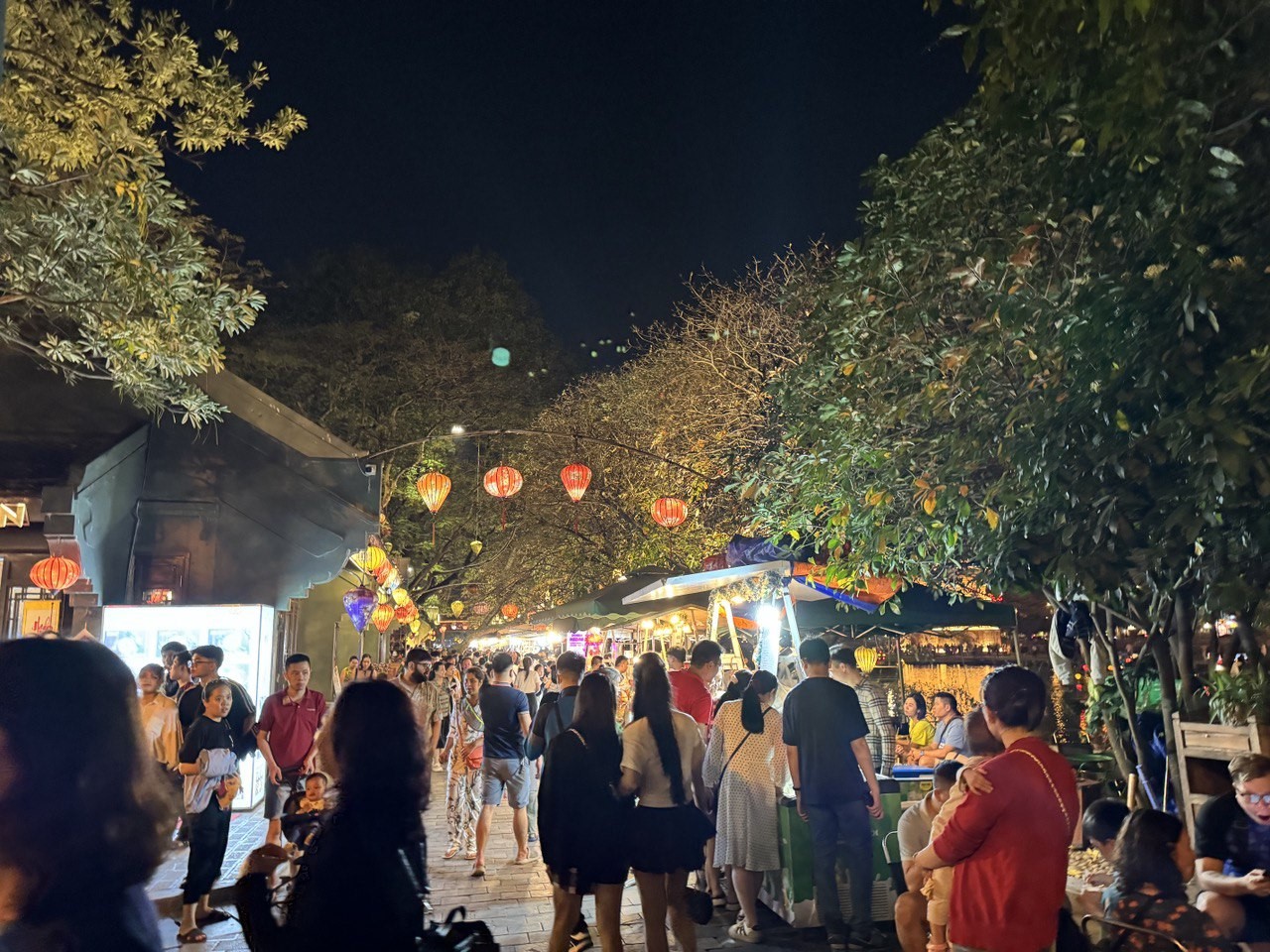 Khu vực chợ đêm có nhiều hàng ăn, quán nước, quầy hàng lưu niệm… hút du khách dạo chơi.