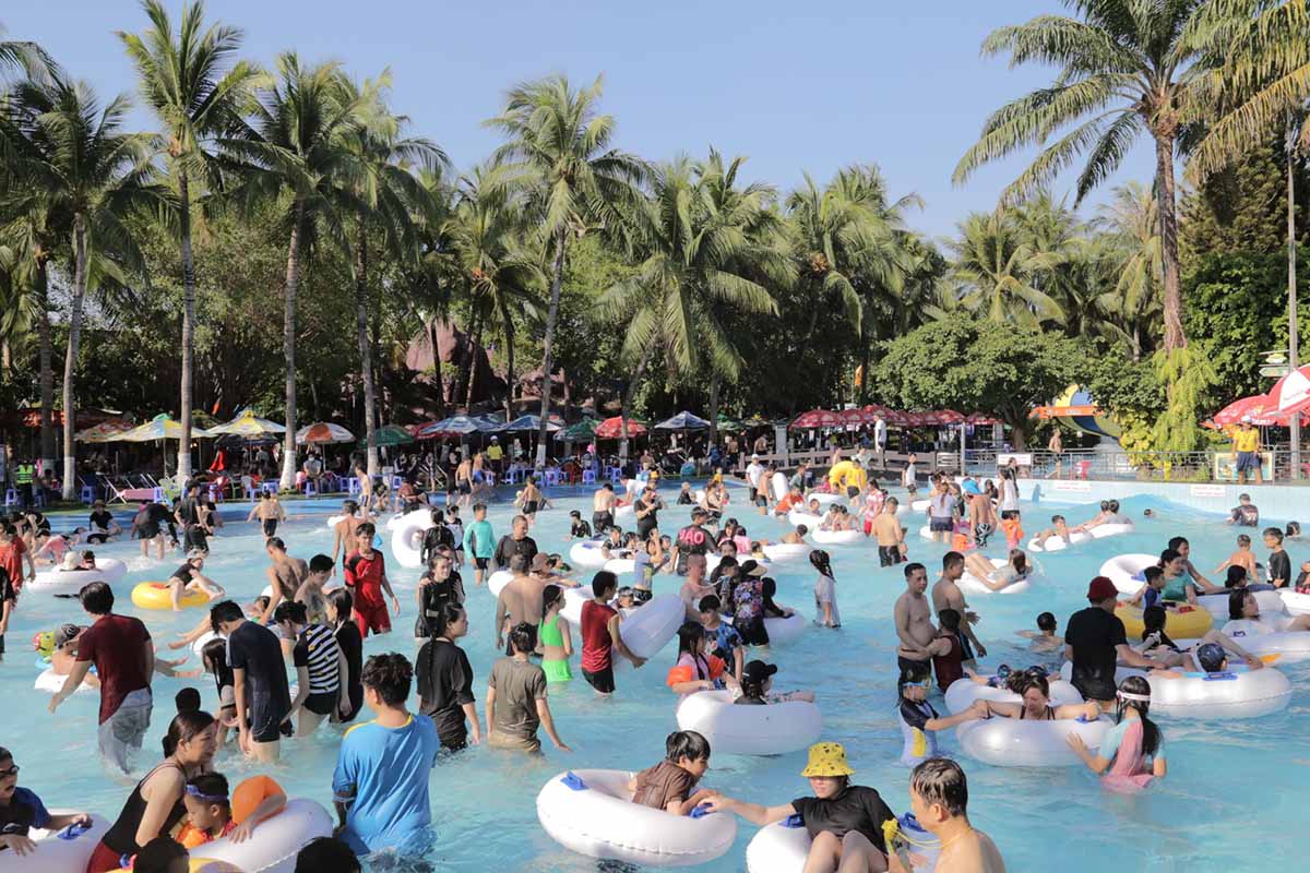 Ghi nhận tại bãi biển nhân tạo thuộc Công viên nước Đầm Sen (Quận 11), lượng khách đến tắm biển, vui chơi đông nghẹt.