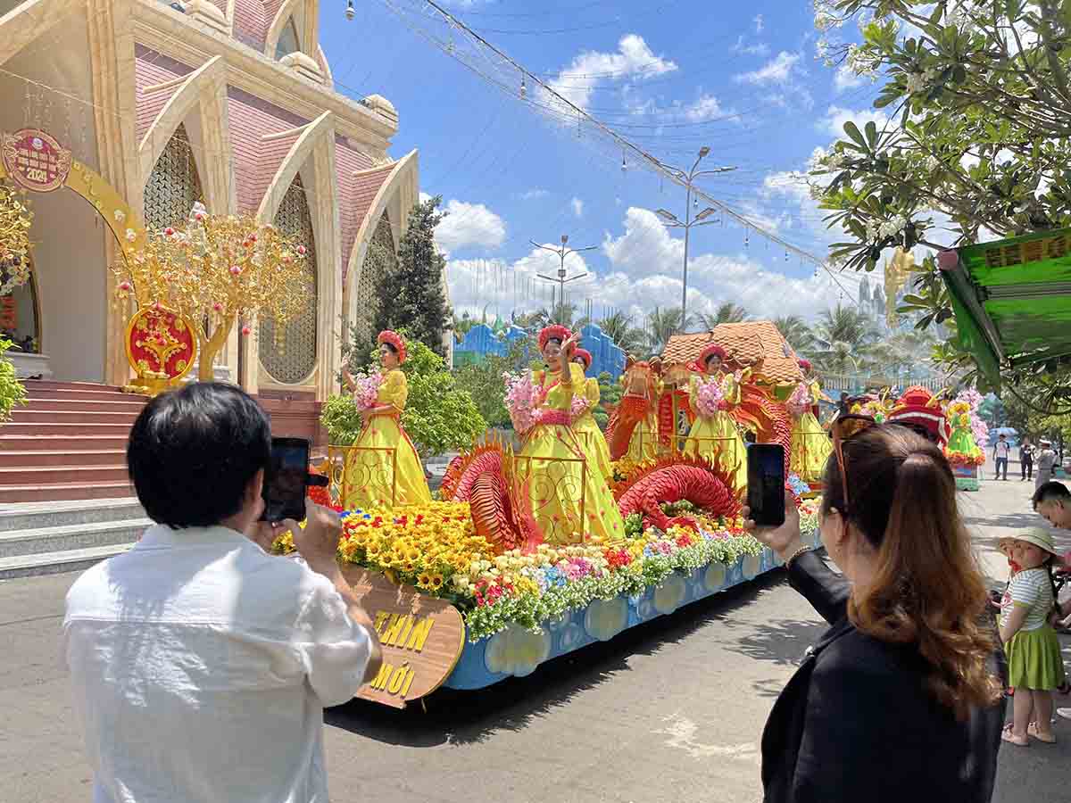 Đa dạng các chương trình biểu diễn nghệ thuật như sân khấu hoá truyền thuyết Sơn Tinh Thuỷ Tinh, biểu diễn trống kèn... góp phần tạo thêm không gian không khí nhộn nhịp.