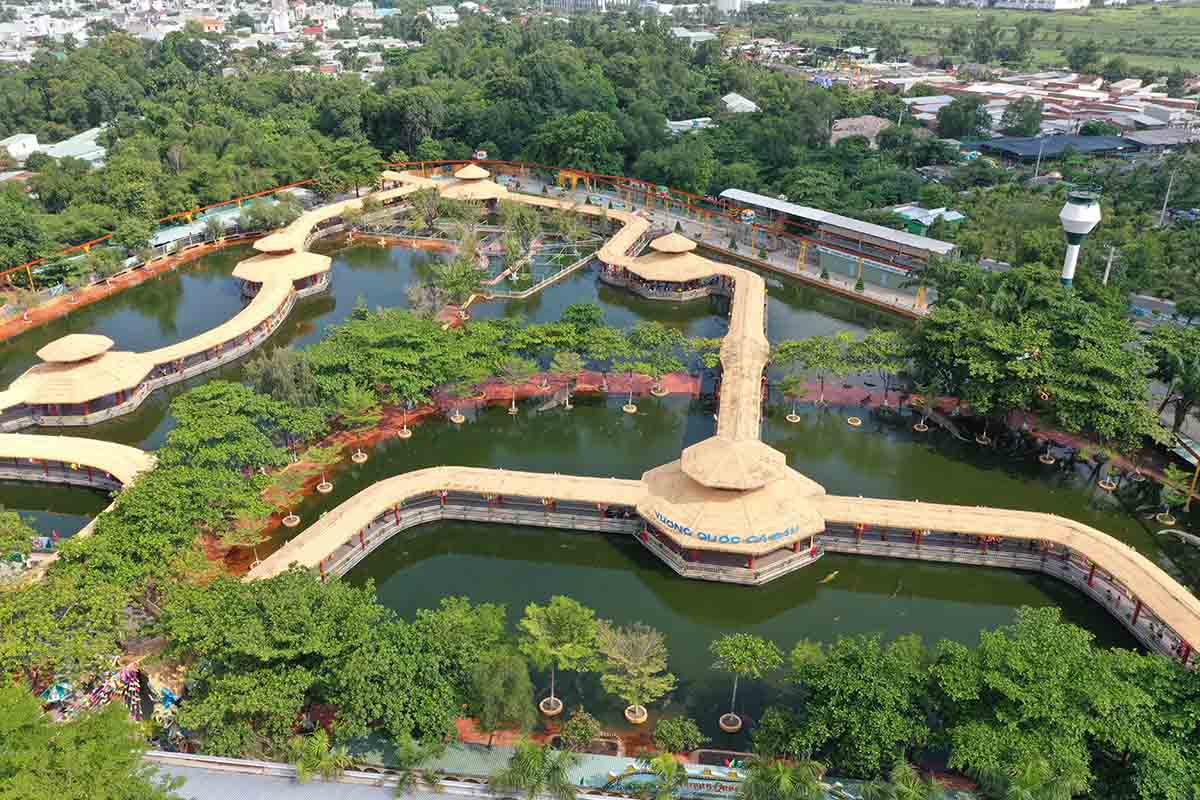 Phía Khu du lịch văn hoá Suối Tiên cho biết, lượng người đổ về Suối Tiên vào dịp này rất đông. Dự kiến, lượng khách tăng 20% so với năm ngoái.
