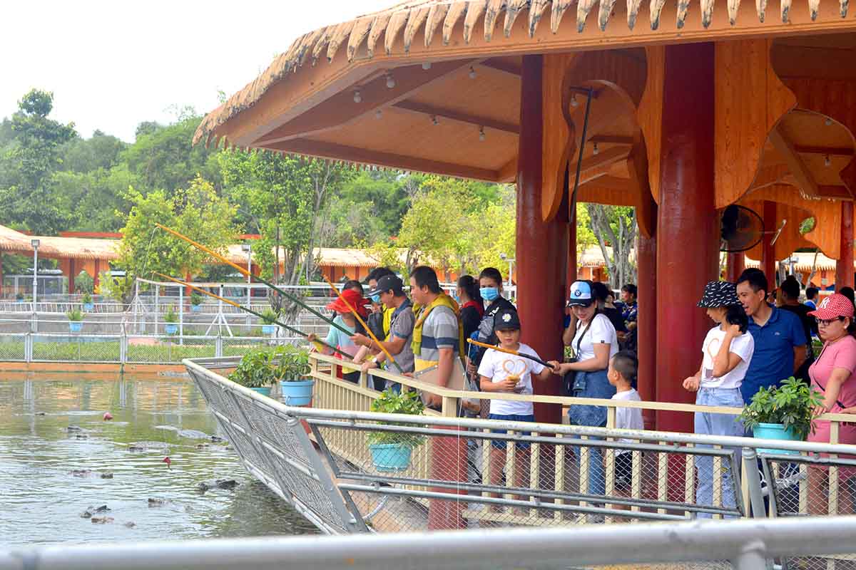 Được biết, năm nay lượng khách tại các điểm công viên nước tăng, vì thời tiết nắng nóng gay gắt người dân ngại di chuyển đến các địa điểm xa.