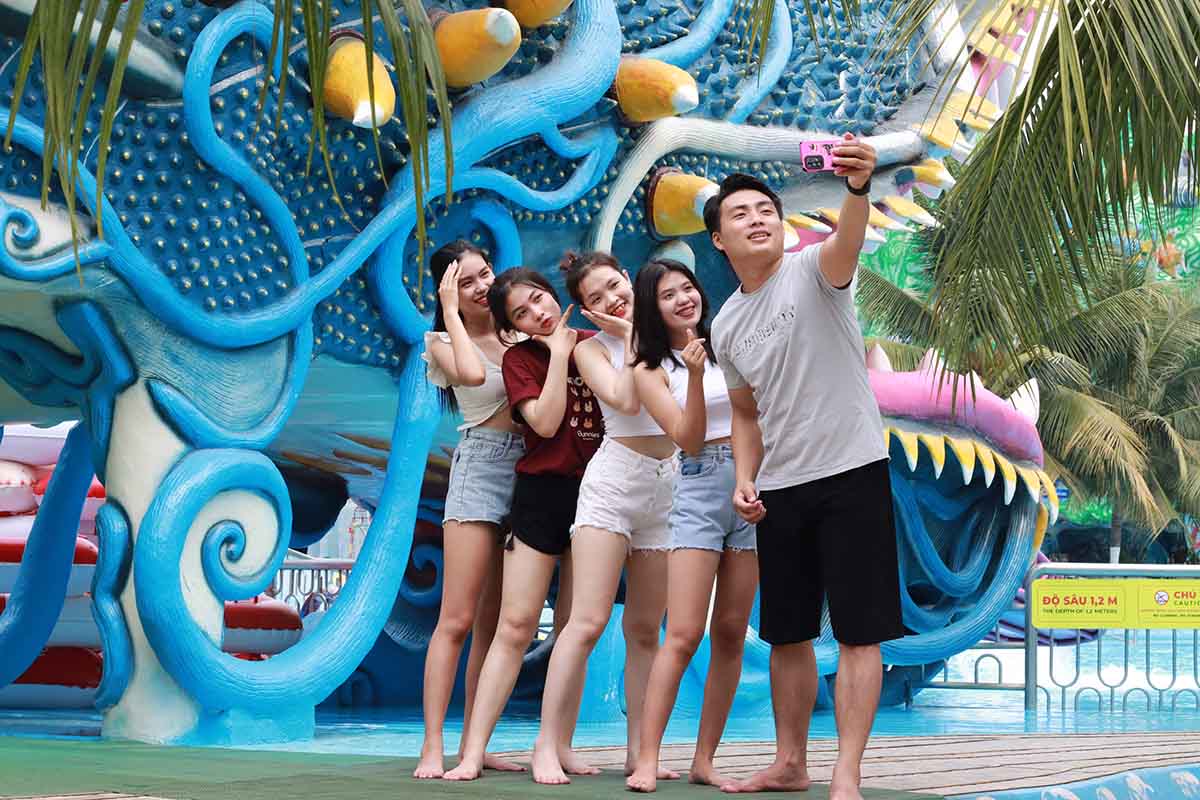 Du khách tranh thủ lưu lại những khoảnh khắc đẹp cùng gia đình và bạn bè.