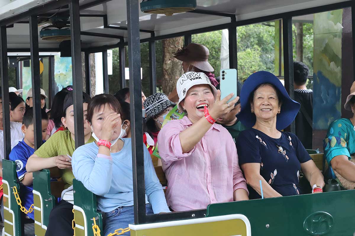 Chị Trương Thị Ngọc Giàu cho biết, chị và gia đình đã vượt hơn 100 km từ Định Quán, Đồng Nai đến TPHCM để vui chơi vào dịp lễ. “Khá lâu gia đình tôi chưa có dịp đi chơi cùng nhau nên tranh thủ được nghỉ lễ dài ngày, gia đình tôi lựa chọn đến Suối Tiên để vui chơi cùng nhau. Vui chơi ở đây khá tiện lợi vì được tham gia, trải nghiệm nhiều hoạt động thú vị và vừa có các món ăn, thức uống hấp dẫn“, chị Giàu nói.