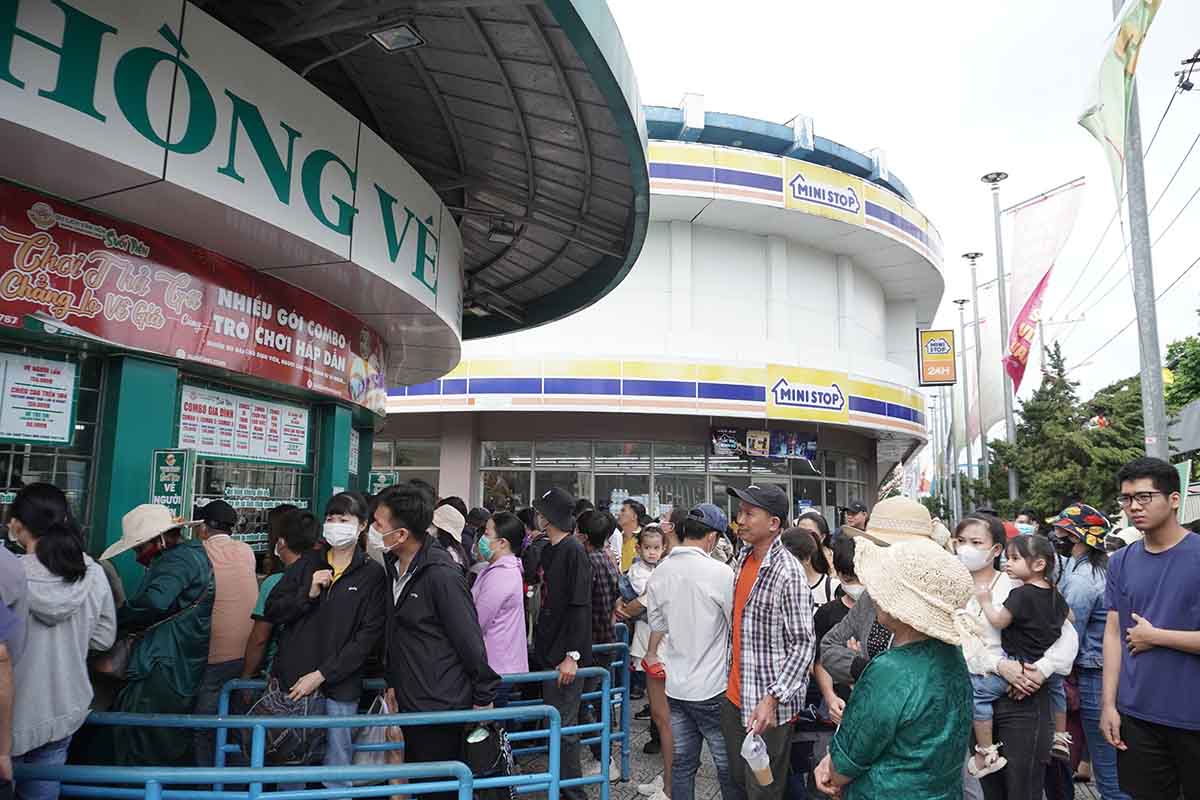Vào dịp lễ 30.4 - 1.5, Khu du lịch Suối Tiên đã nhộn nhịp ngay từ sớm, nhiều người xếp hàng chờ mua vé để vào vui chơi, giải trí. Giá vé Suối Tiên lễ 30.4 là 150.000 đồng/người lớn và 80.000 đồng/trẻ em.