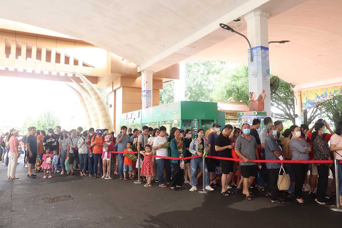 Càng về trưa, lượng khách đổ đến Khu du lịch Suối Tiên càng đông đúc, không khí càng trở nên náo nhiệt hơn.