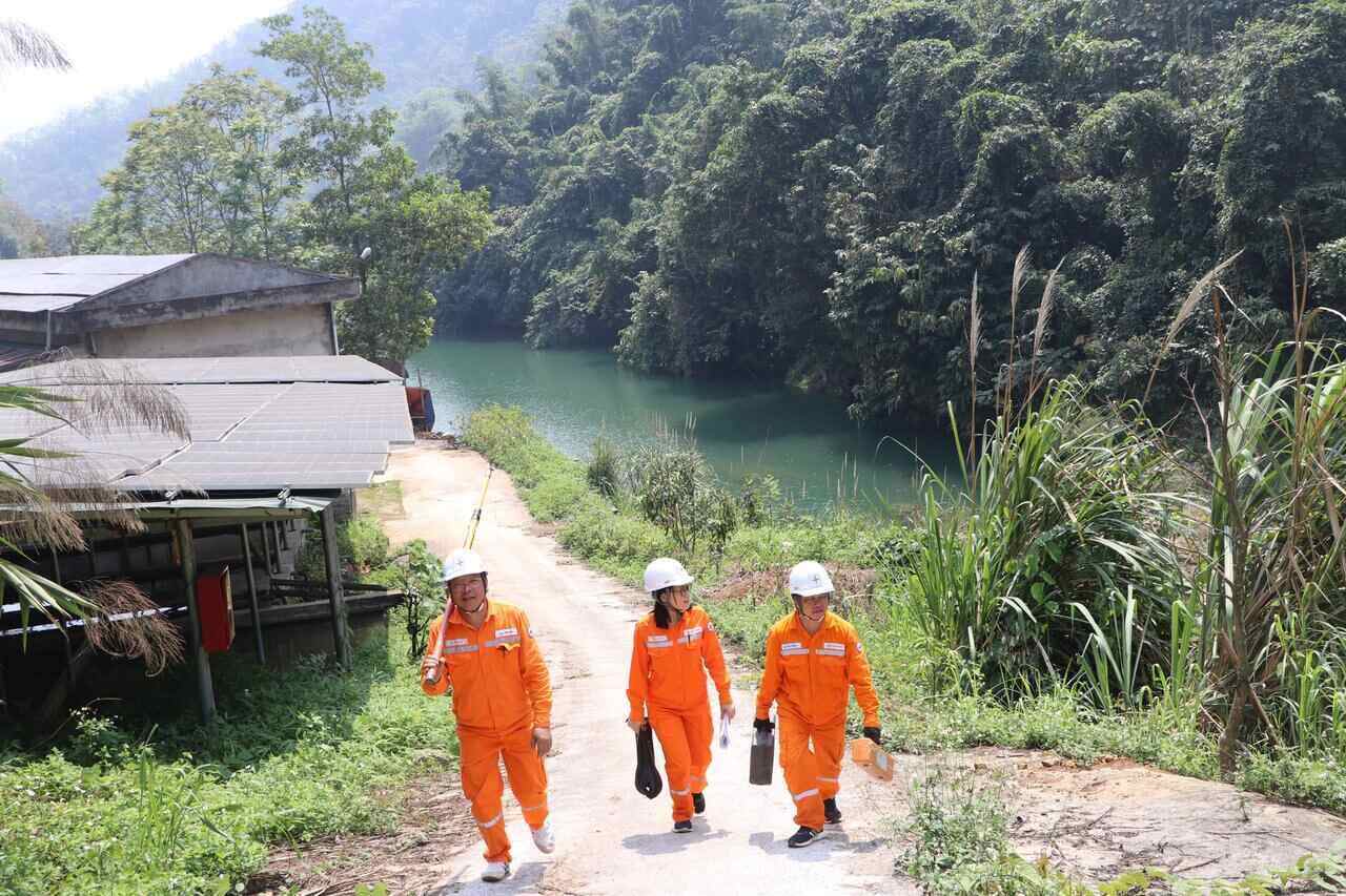 Mùa nắng nóng là thời điểm công nhân ngành điện vất vả nhất trong năm. Ảnh: Minh Nguyễn