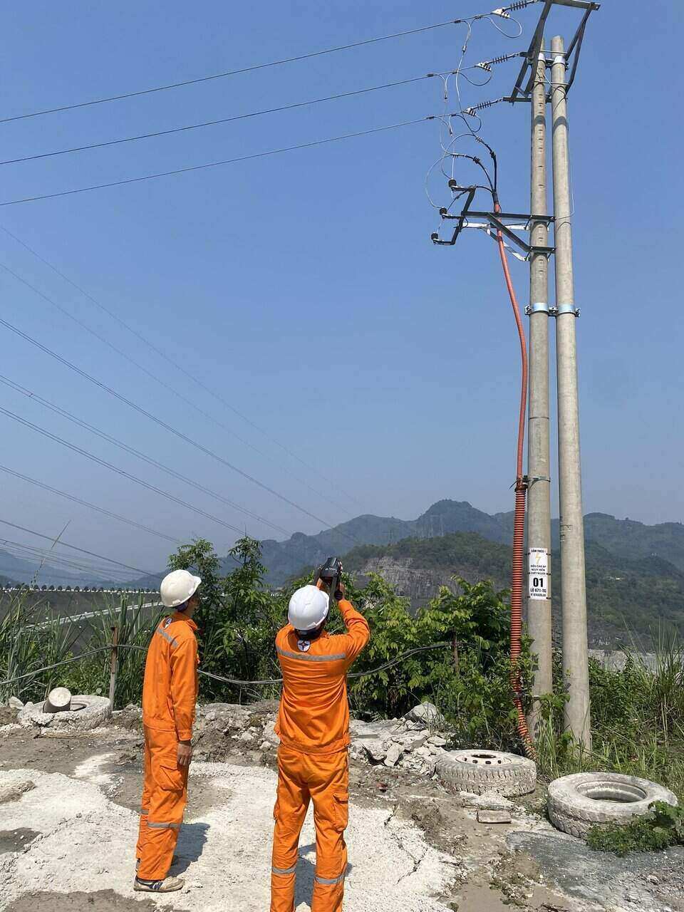 Dưới thời tiết nắng nóng gay gắt, trời trong xanh không một gợn mây, những công nhân điện vẫn miệt mài đảm bảo truyền tải điện để phục vụ cho sinh hoạt của người dân. Ảnh: Minh Nguyễn