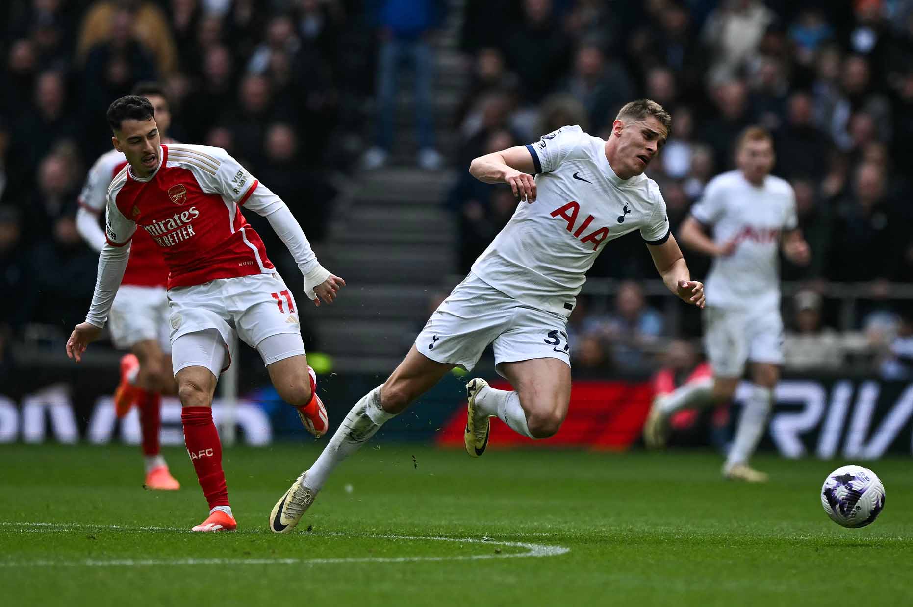 Đôi khi không cần ai đẩy, Tottenham cũng tự ngã. Ảnh: AFP