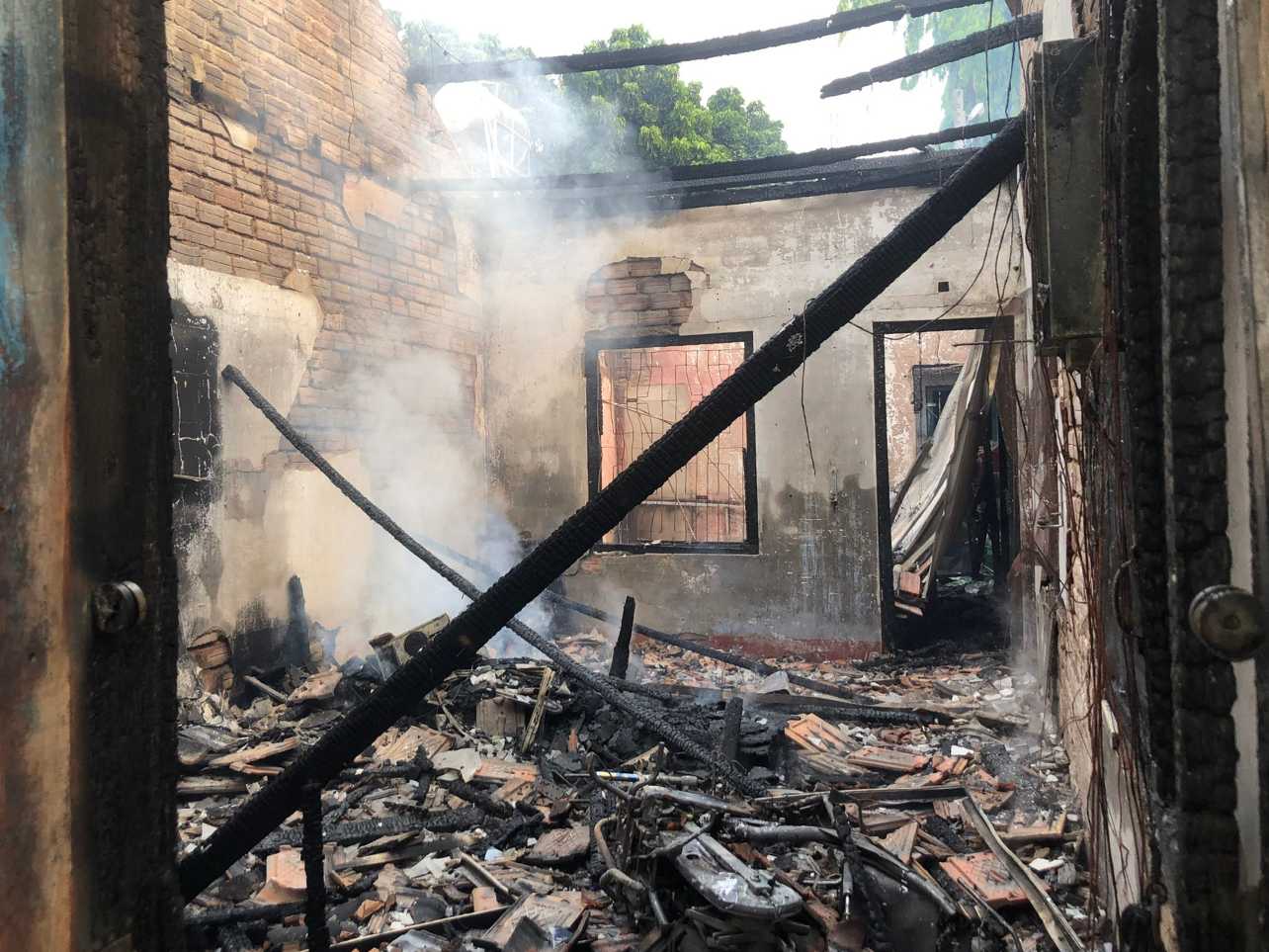 Căn nhà và một chiếc xe máy bên trong đã bị cháy rụi hoàn toàn. Ảnh: Lê Nguyên 