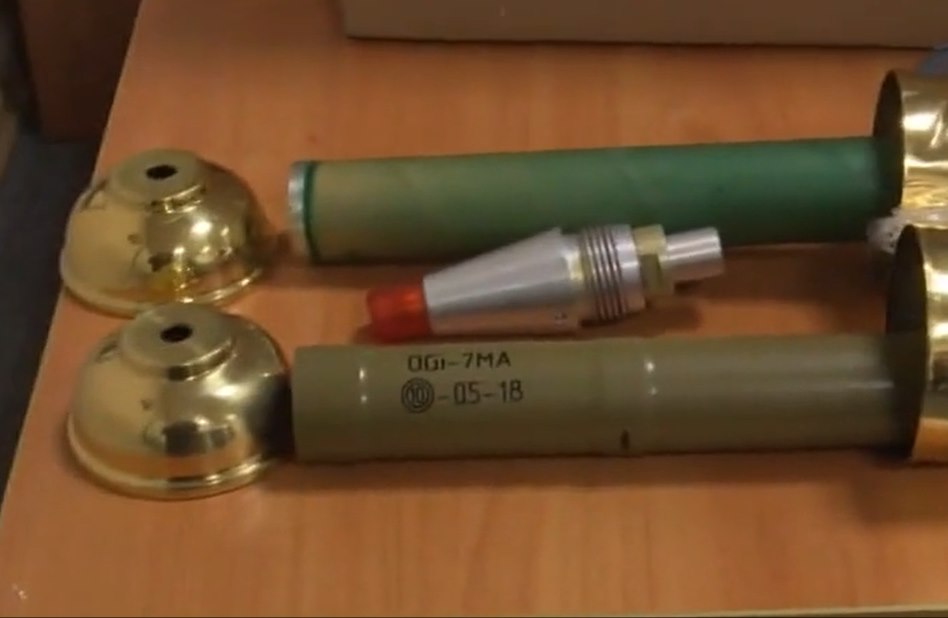 Chất nổ, ngòi nổ điện tử được phát hiện bên trong một lô hàng có nguồn gốc từ Ukraina. Ảnh cắt từ video của FSB