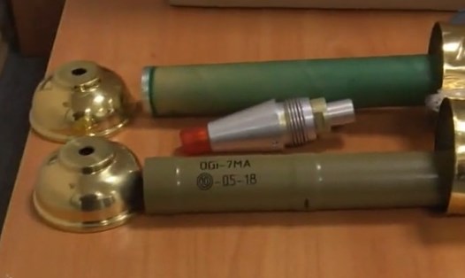 Chất nổ, ngòi nổ điện tử được phát hiện bên trong một lô hàng có nguồn gốc từ Ukraina. Ảnh cắt từ video của FSB