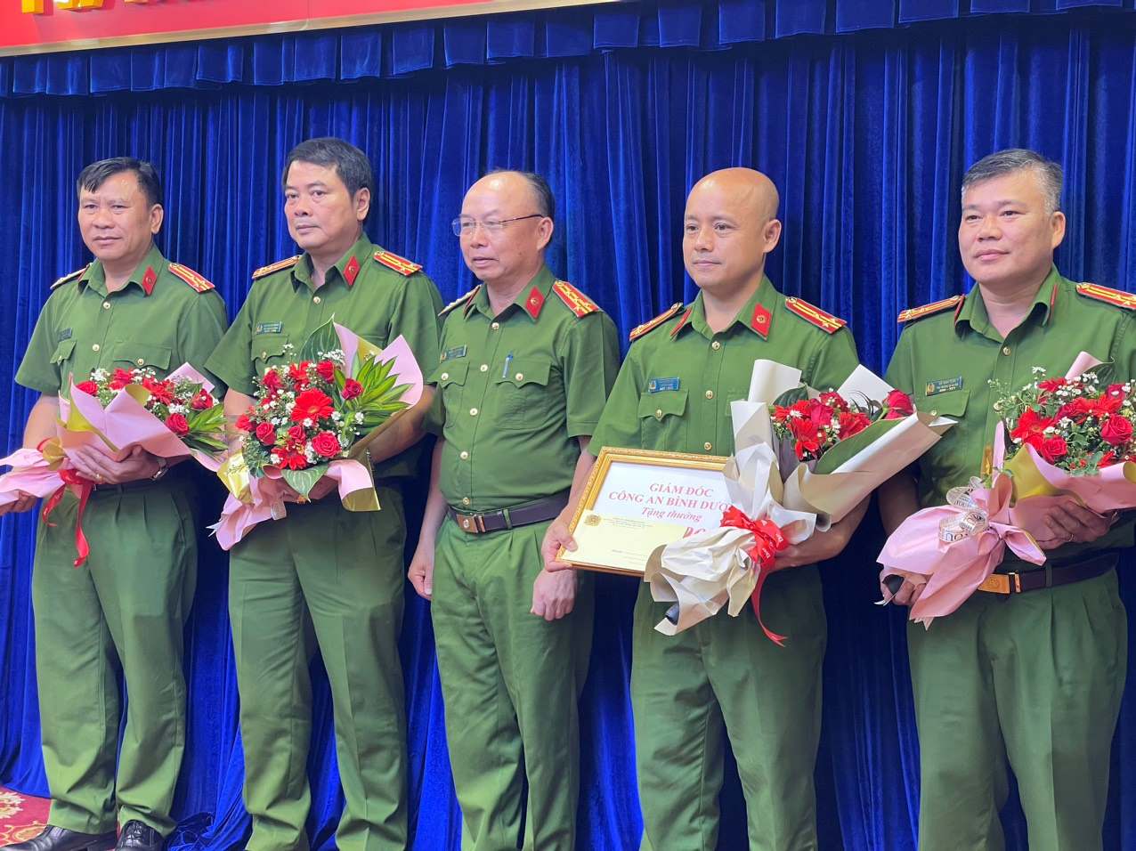Đại tá Trần Văn Chính - Phó Giám đốc Công an tỉnh Bình Dương khen thưởng cho các đơn vị tham gia phá án. Ảnh: Đình Trọng