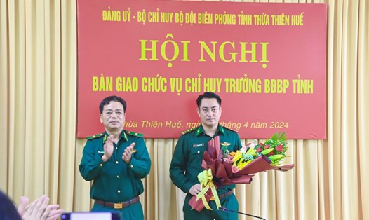 Thượng tá Hoàng Minh Hùng (phải ảnh), tân Chỉ huy trưởng Biên phòng tỉnh Thừa Thiên Huế. Ảnh: P.Đạt.