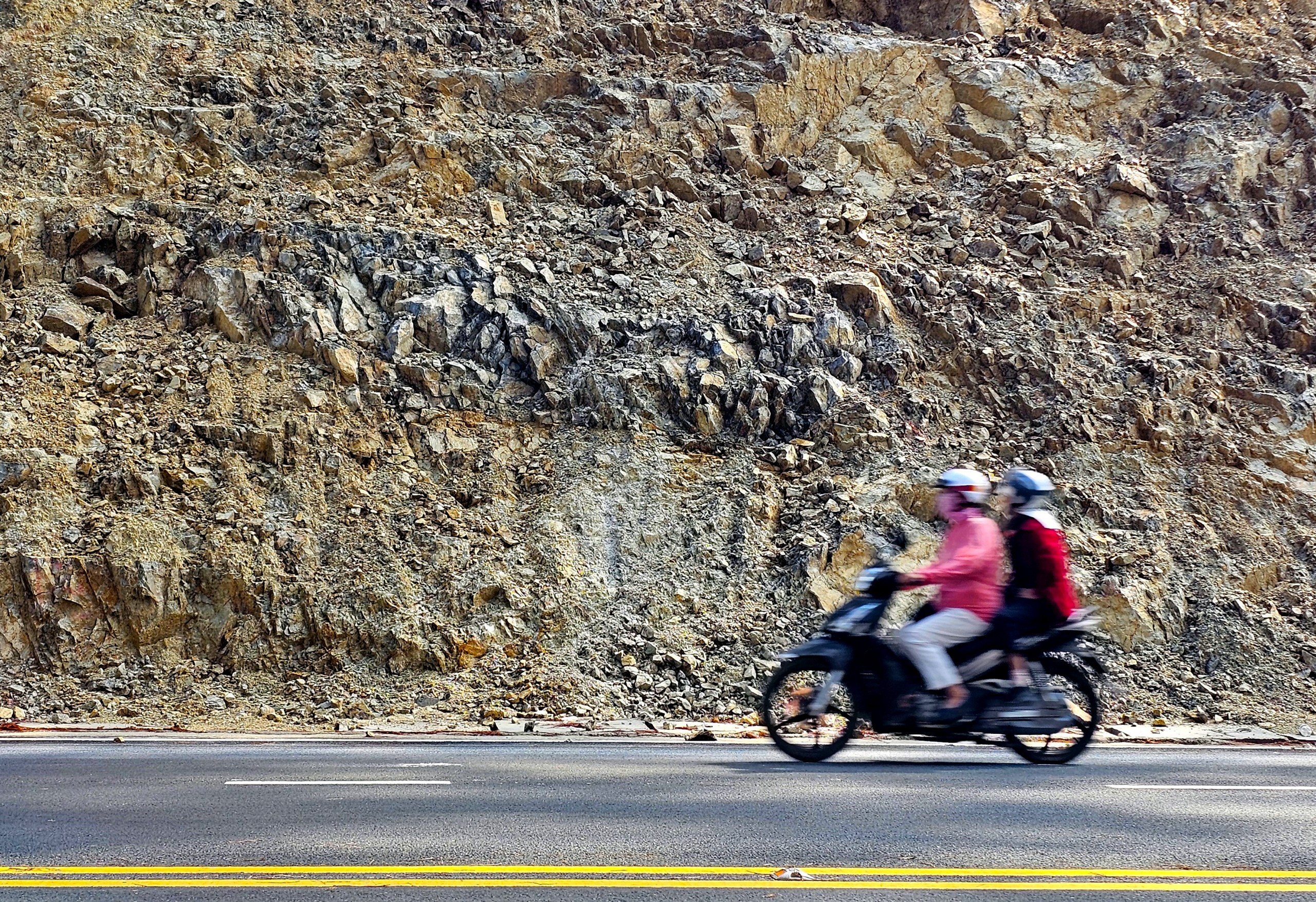 Những tảng đá lởm chởm nằm sát đường lưu thông của đèo Prenn vừa mở rộng. 