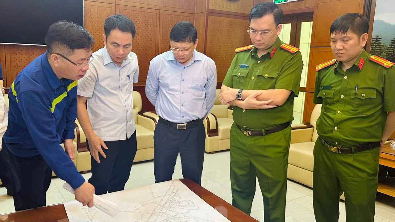 Ông Nghiêm Xuân Cường (đứng giữa) -  Phó Chủ tịch UBND tỉnh Quảng Ninh - chỉ đạo khắc phục sự cố tại Công ty Than Thống Nhất. Ảnh: Truyền thông TKV